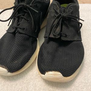 Nike Roshe One’s Men’s 8.5.